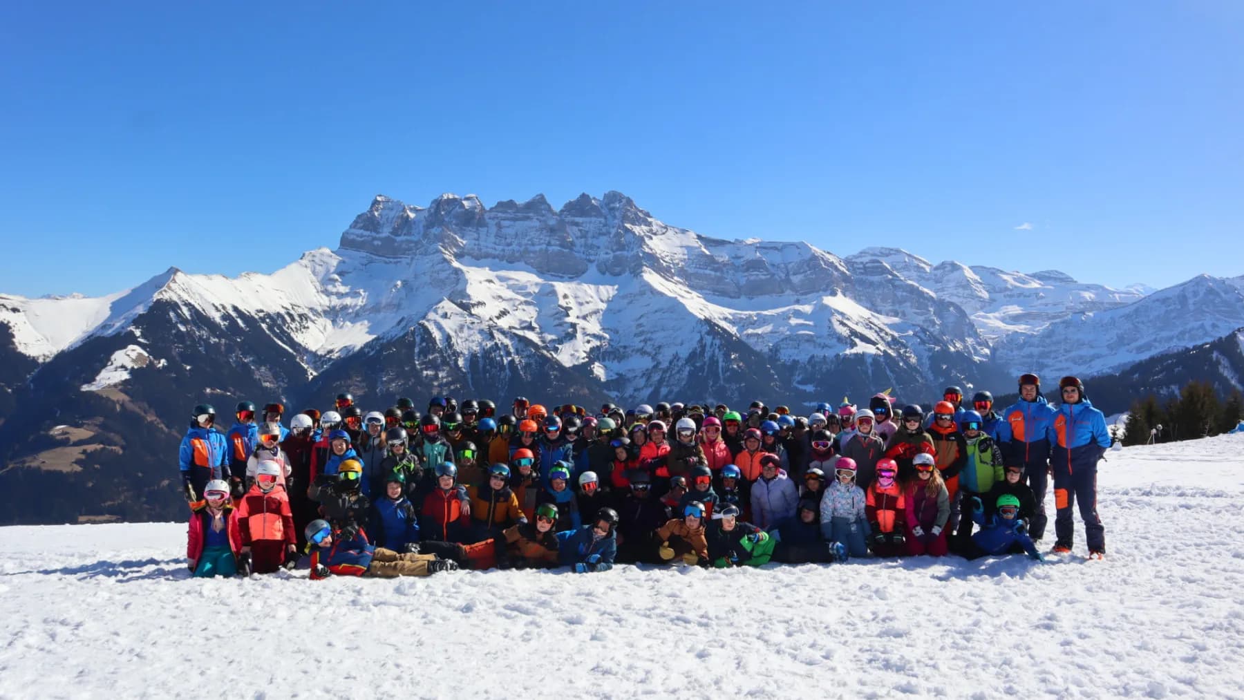 Le groupe de l'OJ Vuadens réuni sur les pistes, les Dents du Midi en toile de fond
